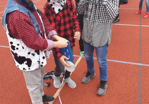 Grupa dzieci na boisku szkolnym